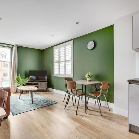 Executive 2 Bedroom Apt City Centre Free Pkg , Wifi By Tent Serviced Apartments ステーンズ エクステリア 写真