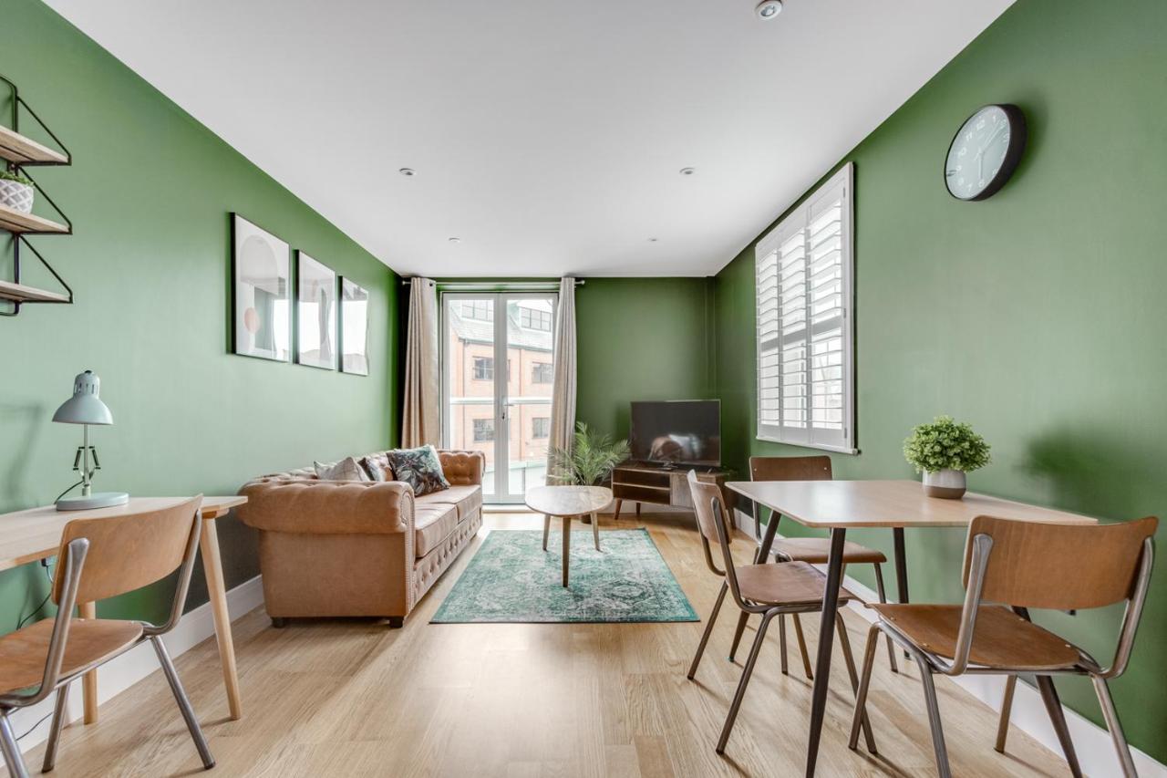 Executive 2 Bedroom Apt City Centre Free Pkg , Wifi By Tent Serviced Apartments ステーンズ エクステリア 写真