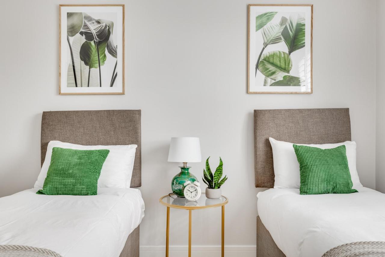 Executive 2 Bedroom Apt City Centre Free Pkg , Wifi By Tent Serviced Apartments ステーンズ エクステリア 写真