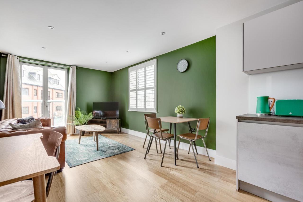Executive 2 Bedroom Apt City Centre Free Pkg , Wifi By Tent Serviced Apartments ステーンズ エクステリア 写真