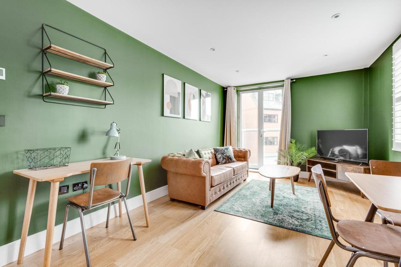 Executive 2 Bedroom Apt City Centre Free Pkg , Wifi By Tent Serviced Apartments ステーンズ エクステリア 写真
