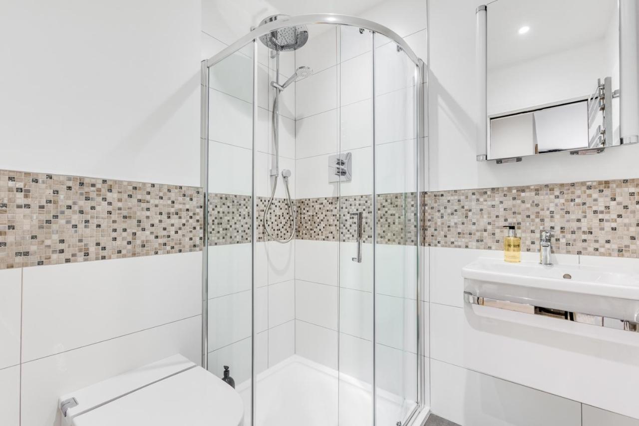 Executive 2 Bedroom Apt City Centre Free Pkg , Wifi By Tent Serviced Apartments ステーンズ エクステリア 写真